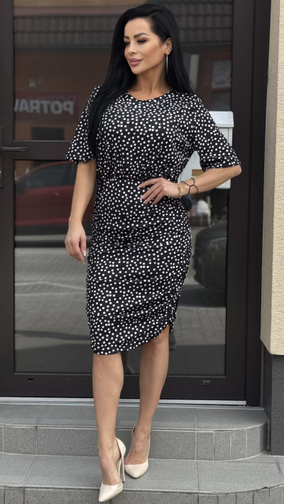 Čierne šaty s bielymi guľôčkami