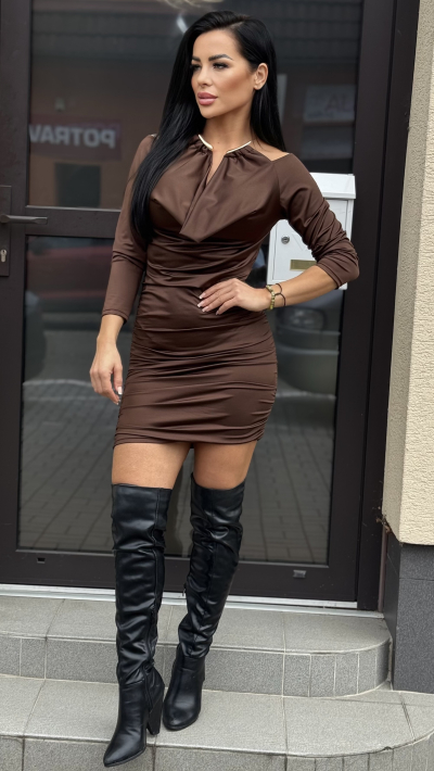 Hnedé obtiahnuté šaty